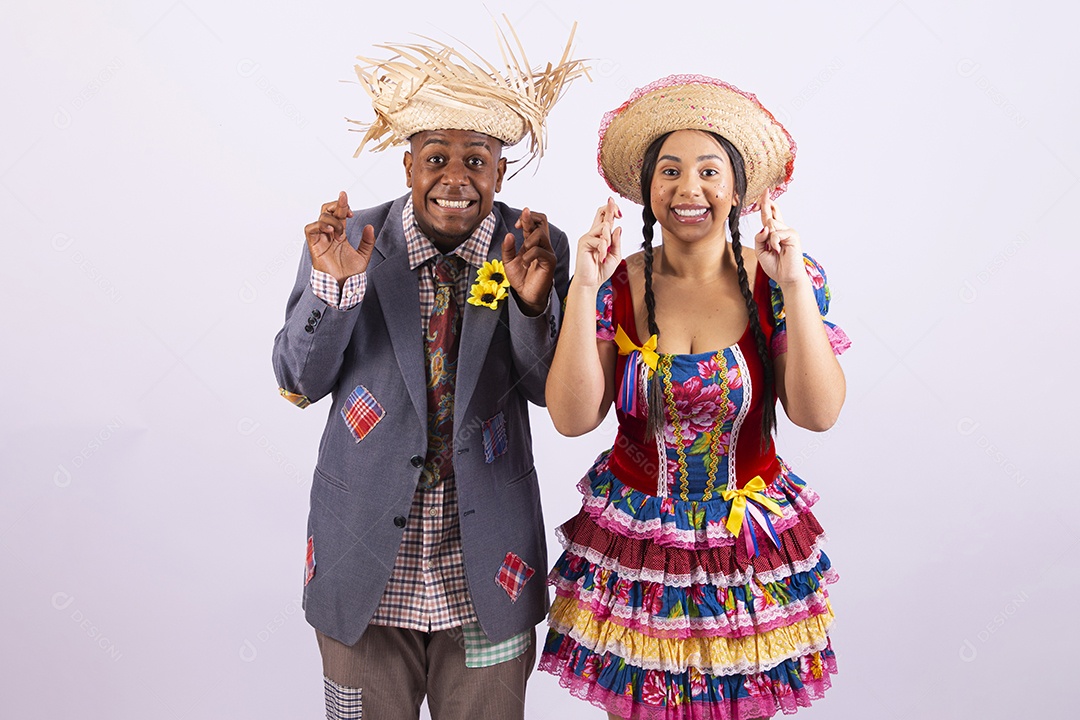 Casal feliz com trajes de festa junina