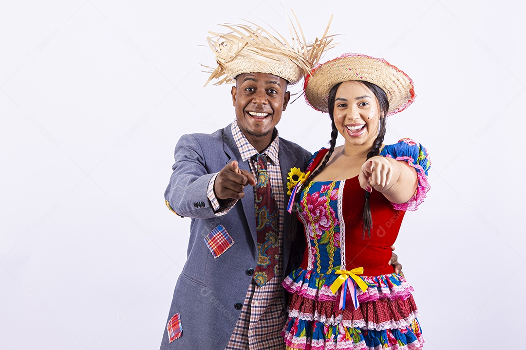 Casal feliz com trajes de festa junina