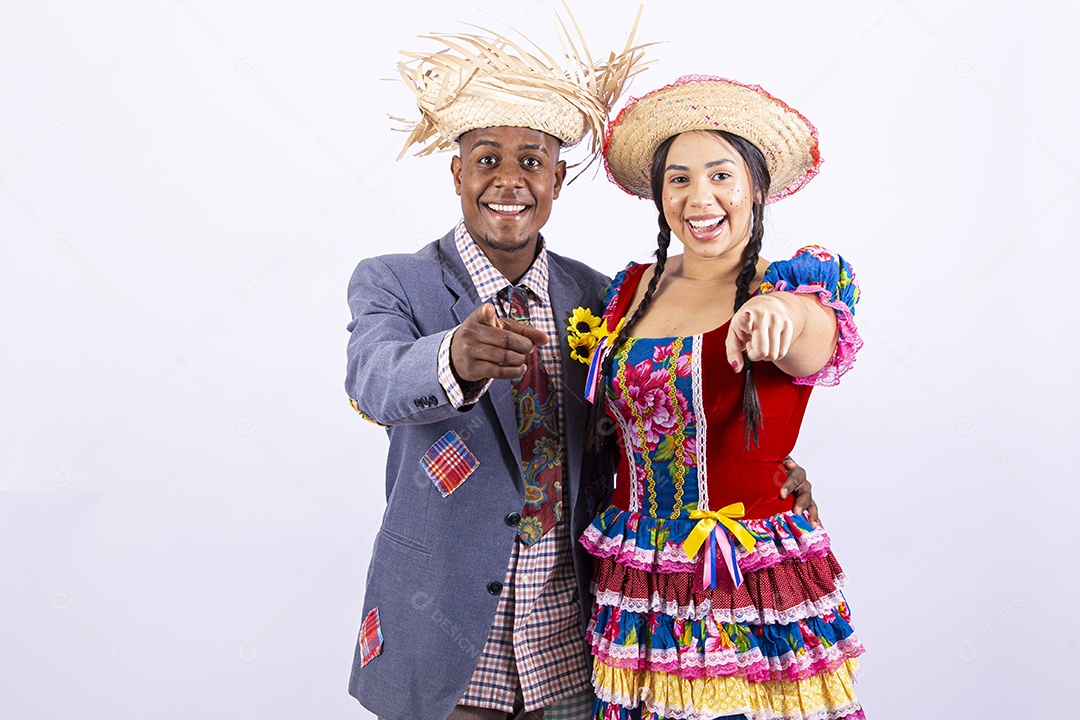 Casal feliz com trajes de festa junina