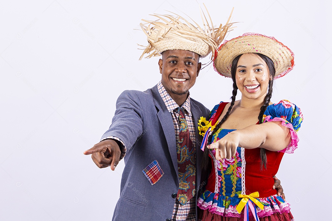 Casal feliz com trajes de festa junina