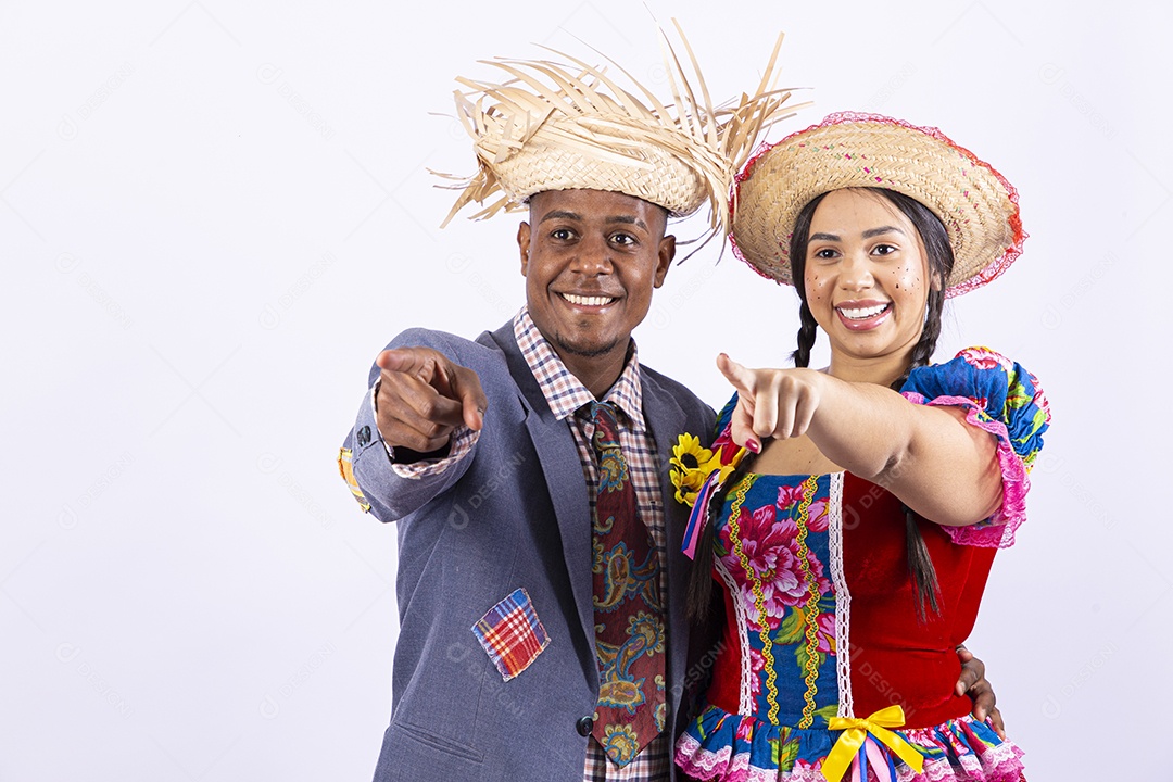 Casal feliz com trajes de festa junina