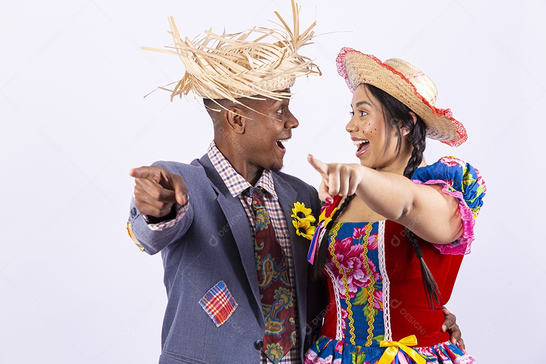 Casal feliz com trajes de festa junina