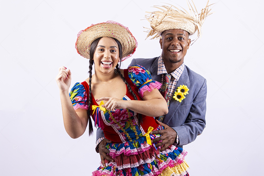 Casal feliz com trajes de festa junina