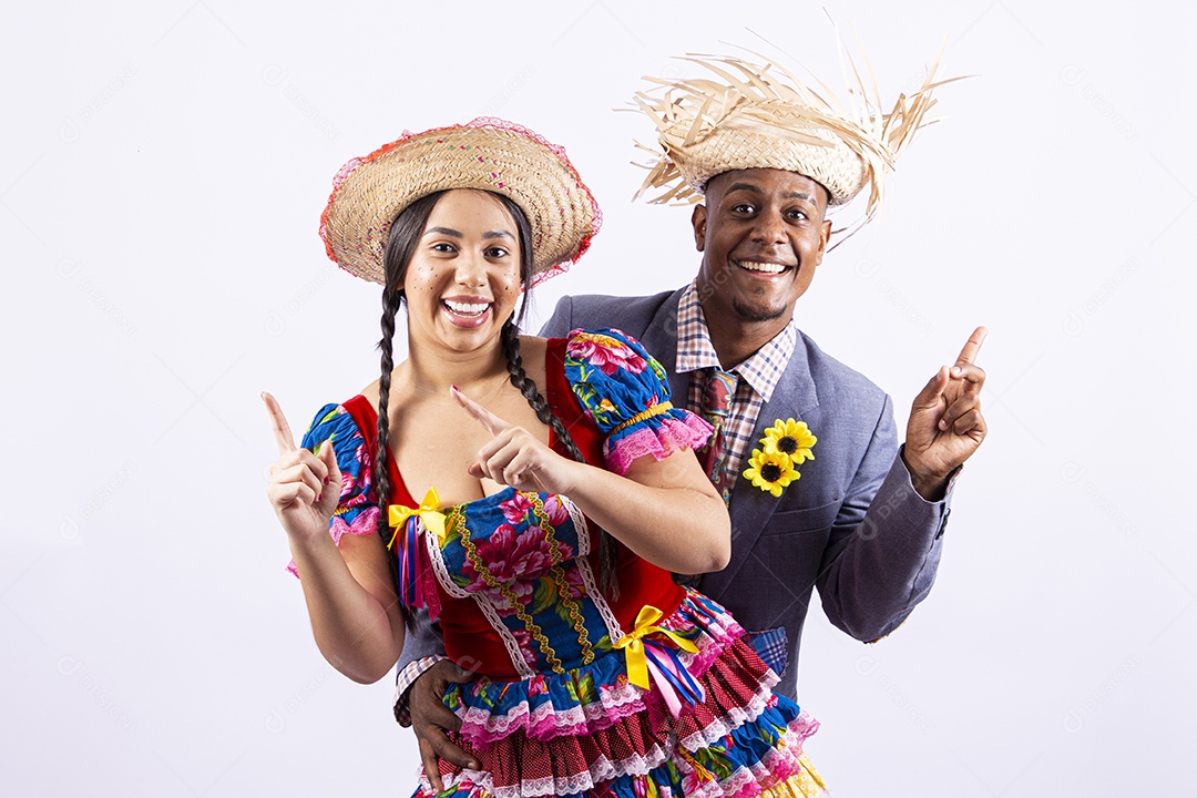 Casal feliz com trajes de festa junina