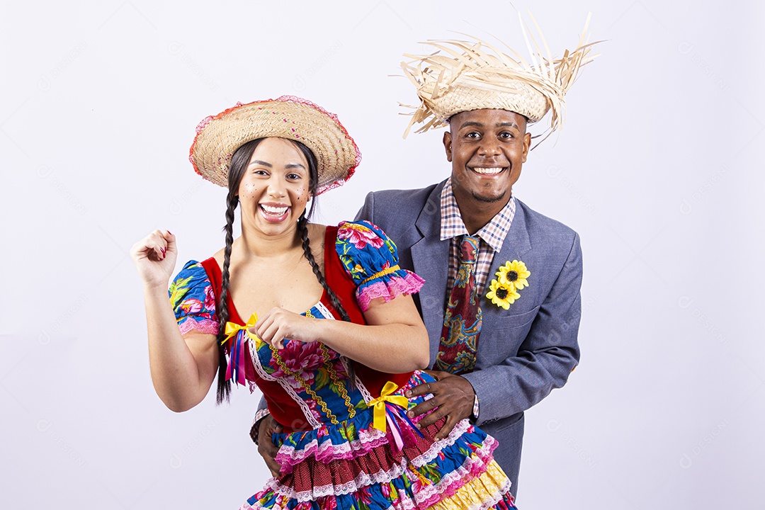 Casal feliz com trajes de festa junina