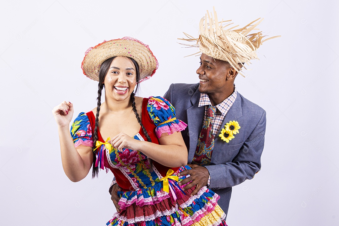Casal feliz com trajes de festa junina