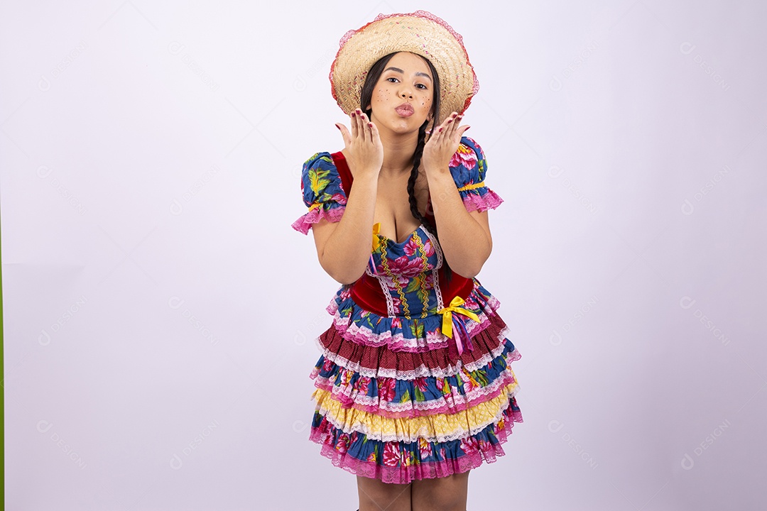 Linda mulher com vestido de festa junina