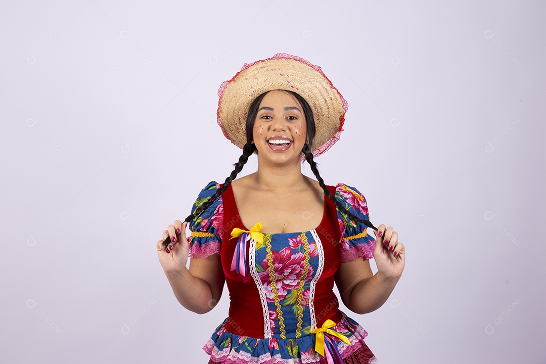 Linda mulher com vestido de festa junina