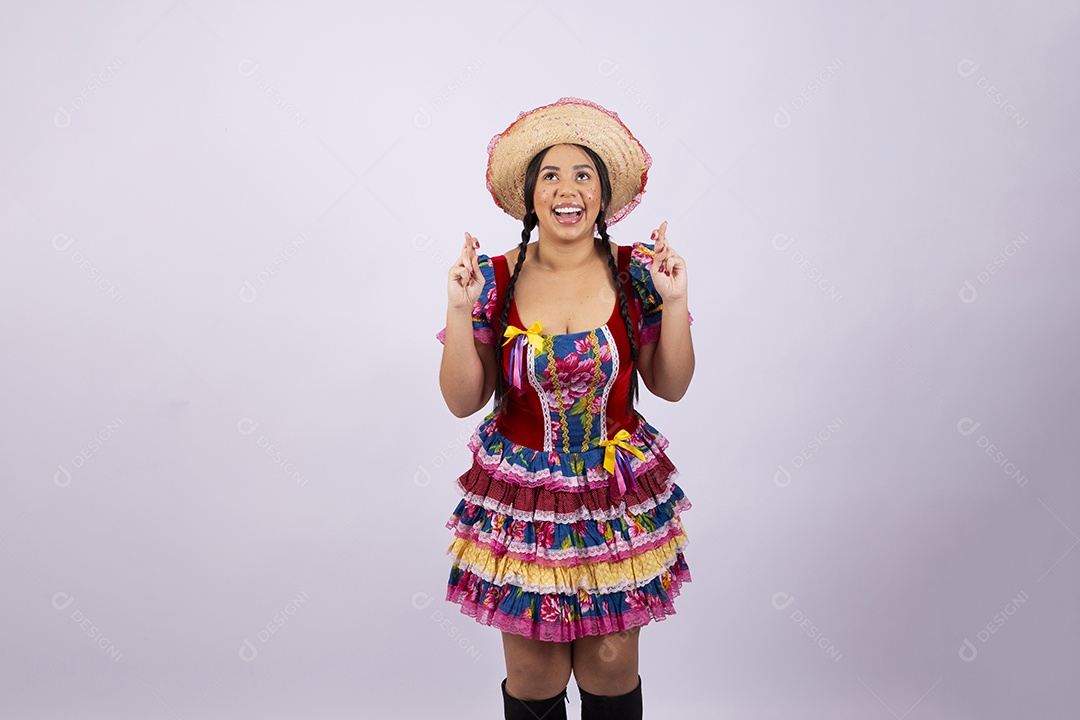 Linda mulher com vestido de festa junina