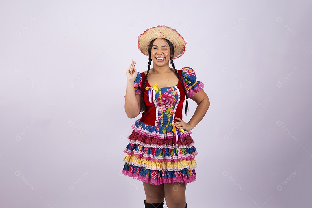 Linda mulher com vestido de festa junina