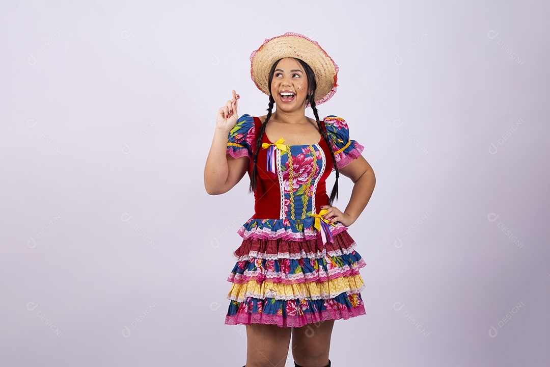 Linda mulher com vestido de festa junina