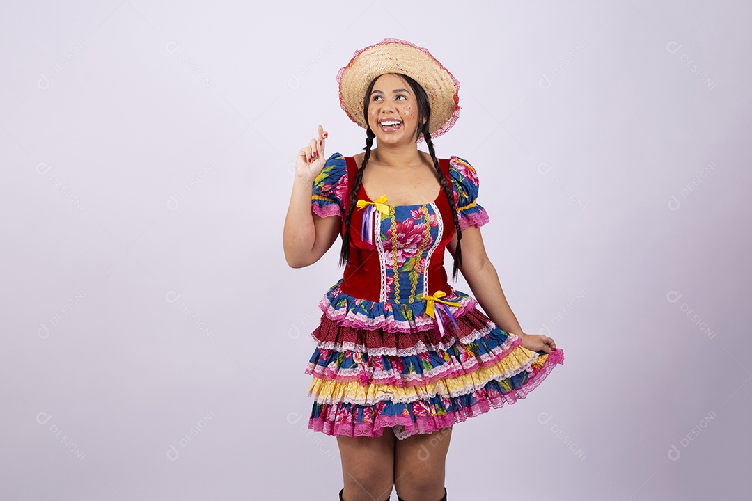 Linda mulher com vestido de festa junina