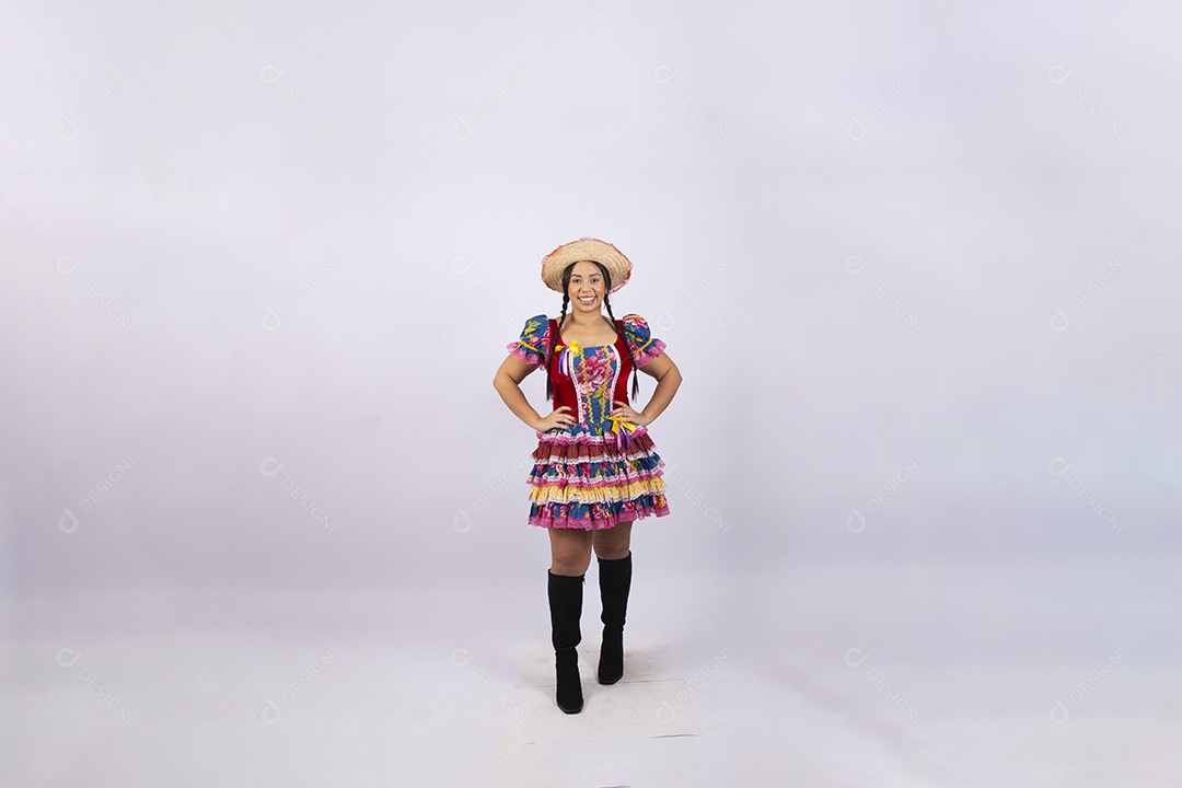 Linda mulher com vestido de festa junina