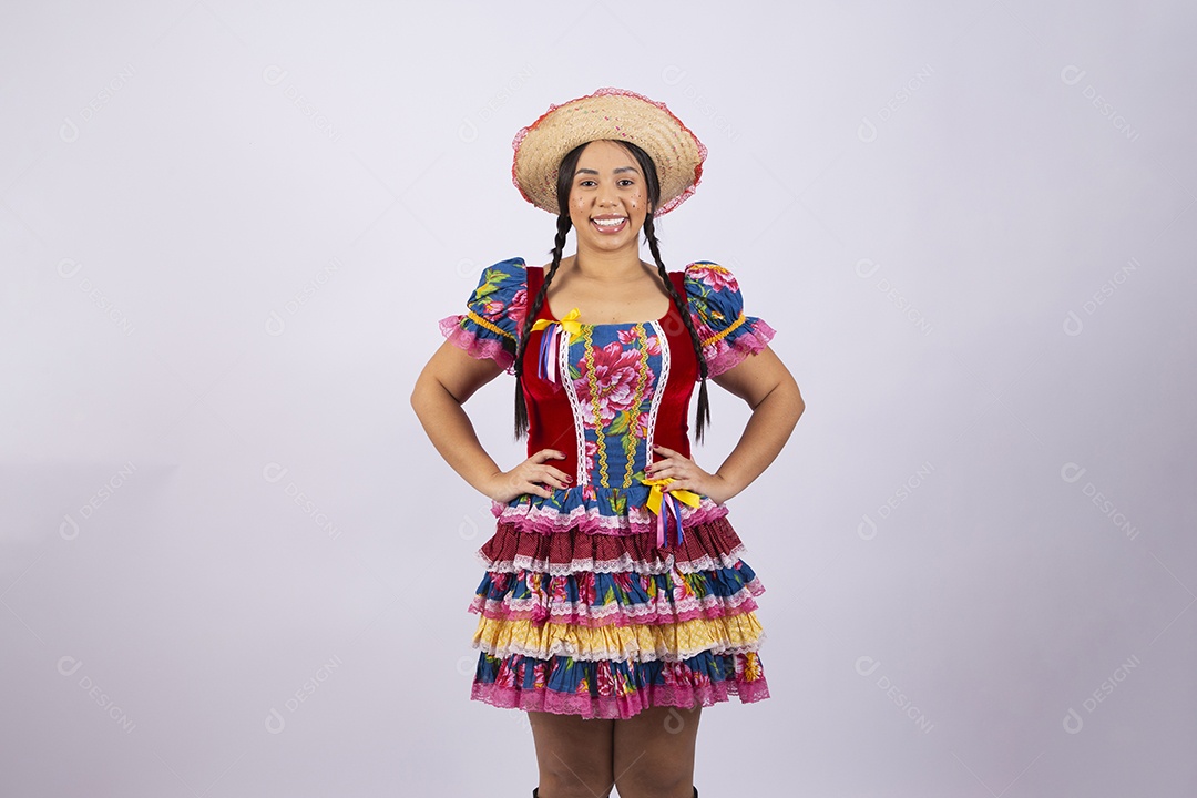 Linda mulher com vestido de festa junina