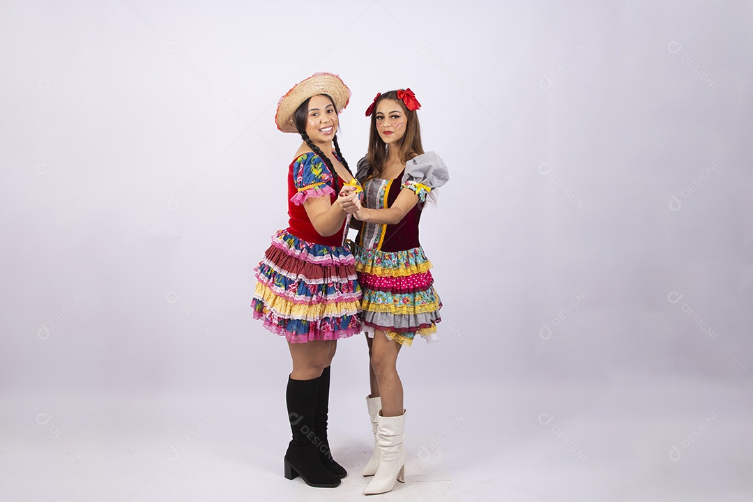 Lindas mulheres com vestido de festa junina