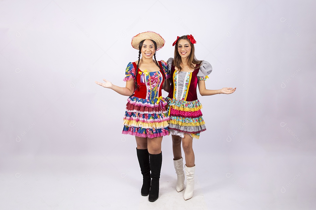 Lindas mulheres com vestido de festa junina
