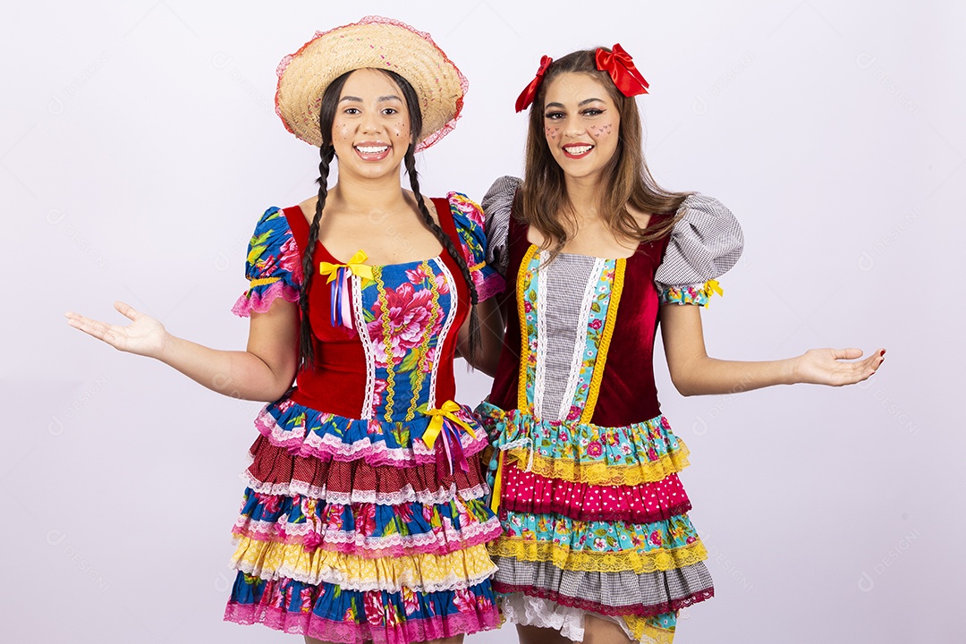 Lindas mulheres com vestido de festa junina