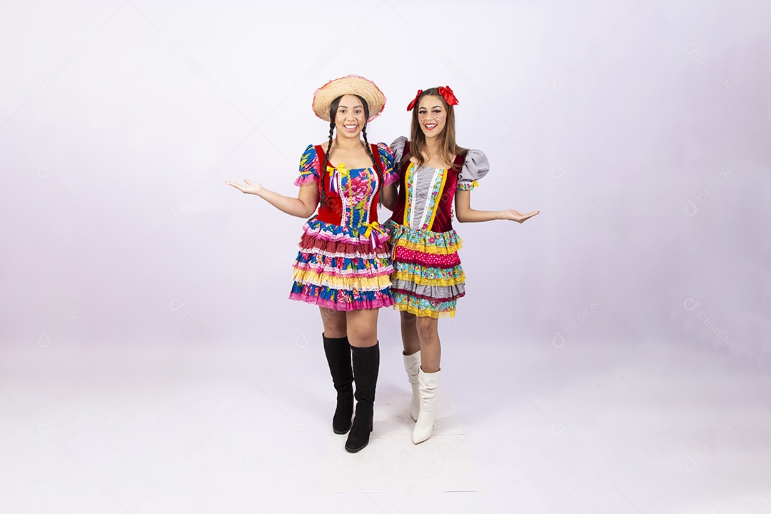 Lindas mulheres com vestido de festa junina