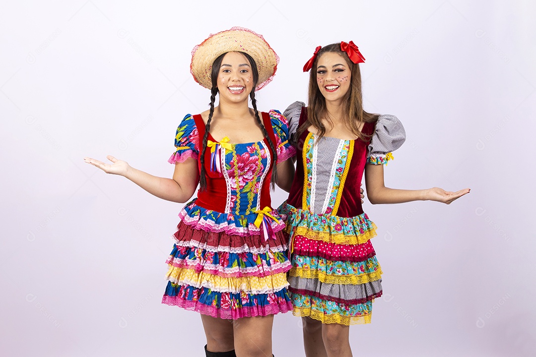 Lindas mulheres com vestido de festa junina