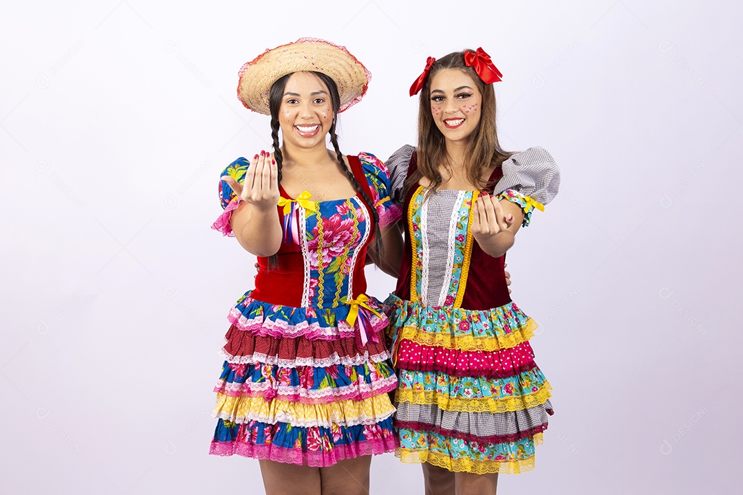 Lindas mulheres com vestido de festa junina