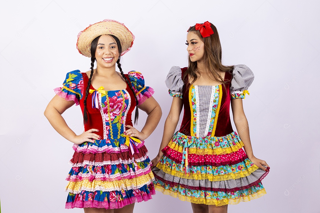 Lindas mulheres com vestido de festa junina