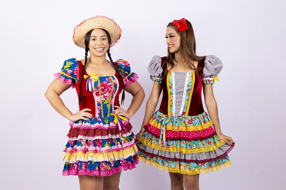 Lindas mulheres com vestido de festa junina