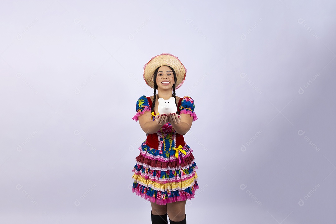 Linda mulher com vestido de festa junina com cofre de moedas