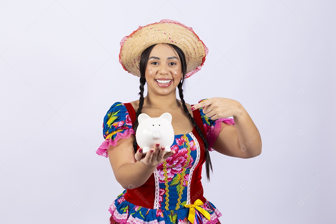 Linda mulher com vestido de festa junina com cofre de moedas