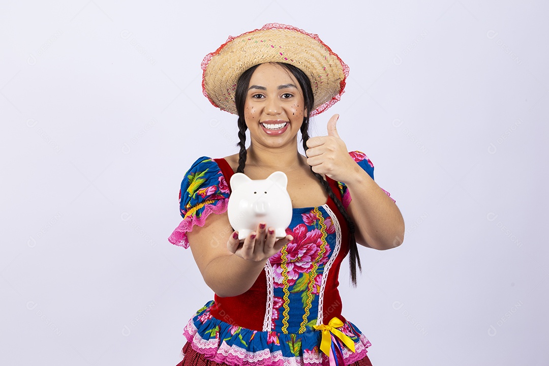 Linda mulher com vestido de festa junina com cofre de moedas