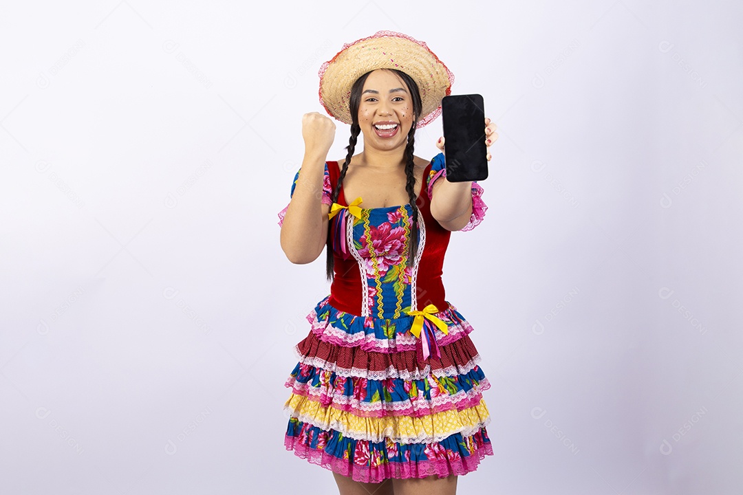Linda mulher com vestido de festa junina segurando celular