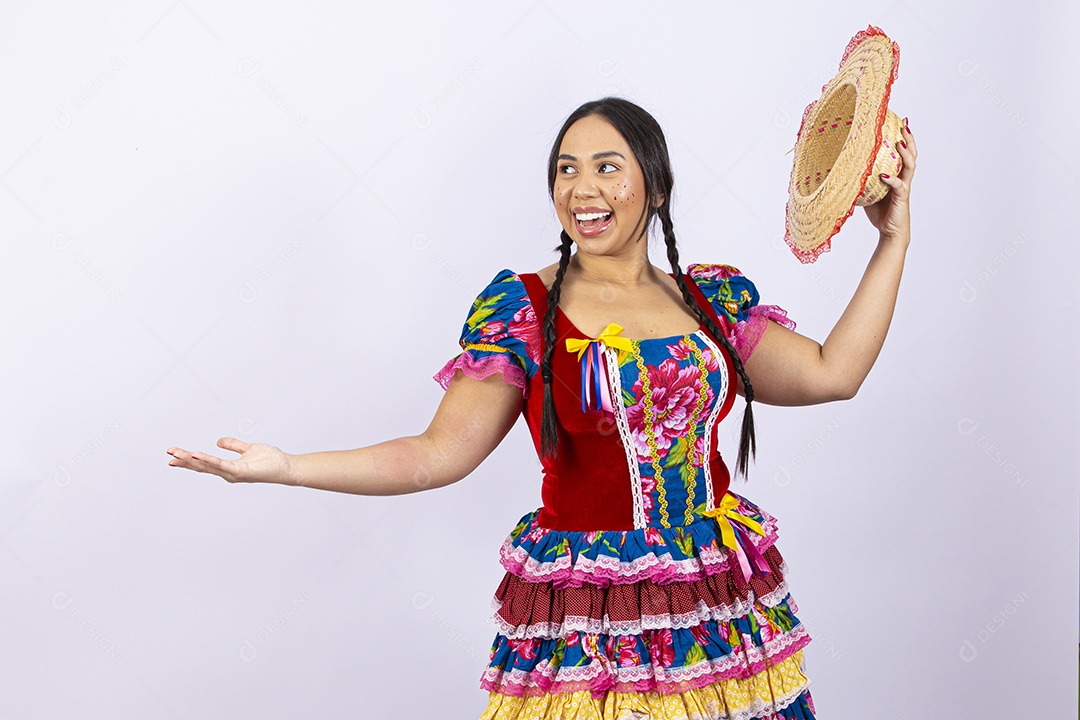 Linda mulher com vestido de festa junina