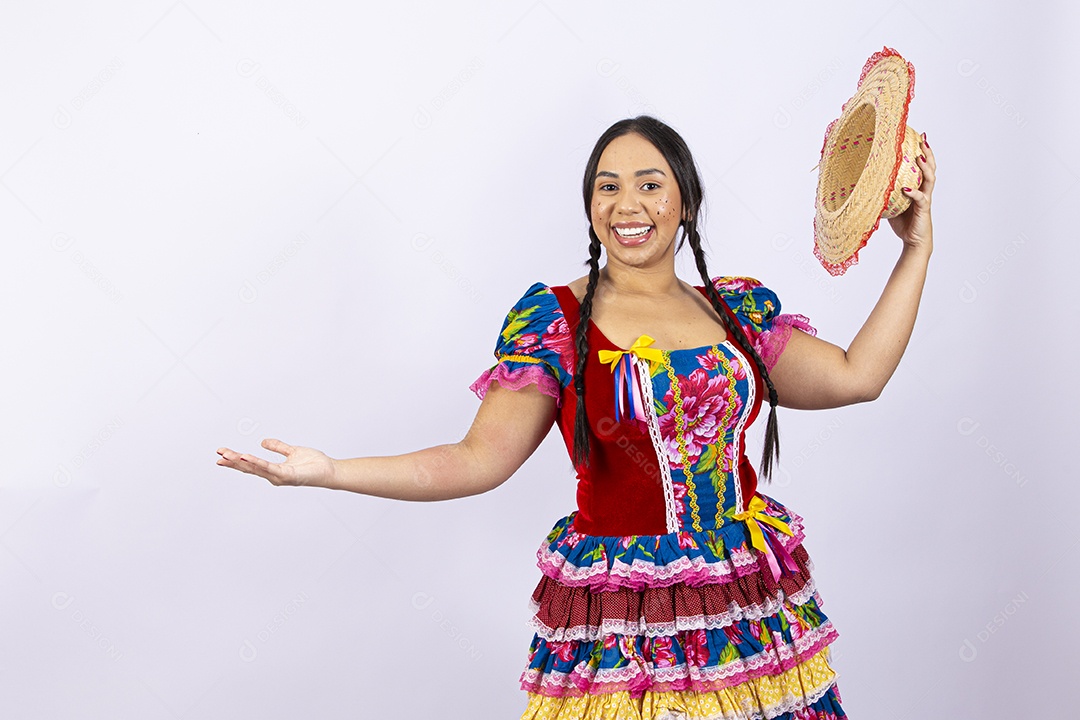 Linda mulher com vestido de festa junina