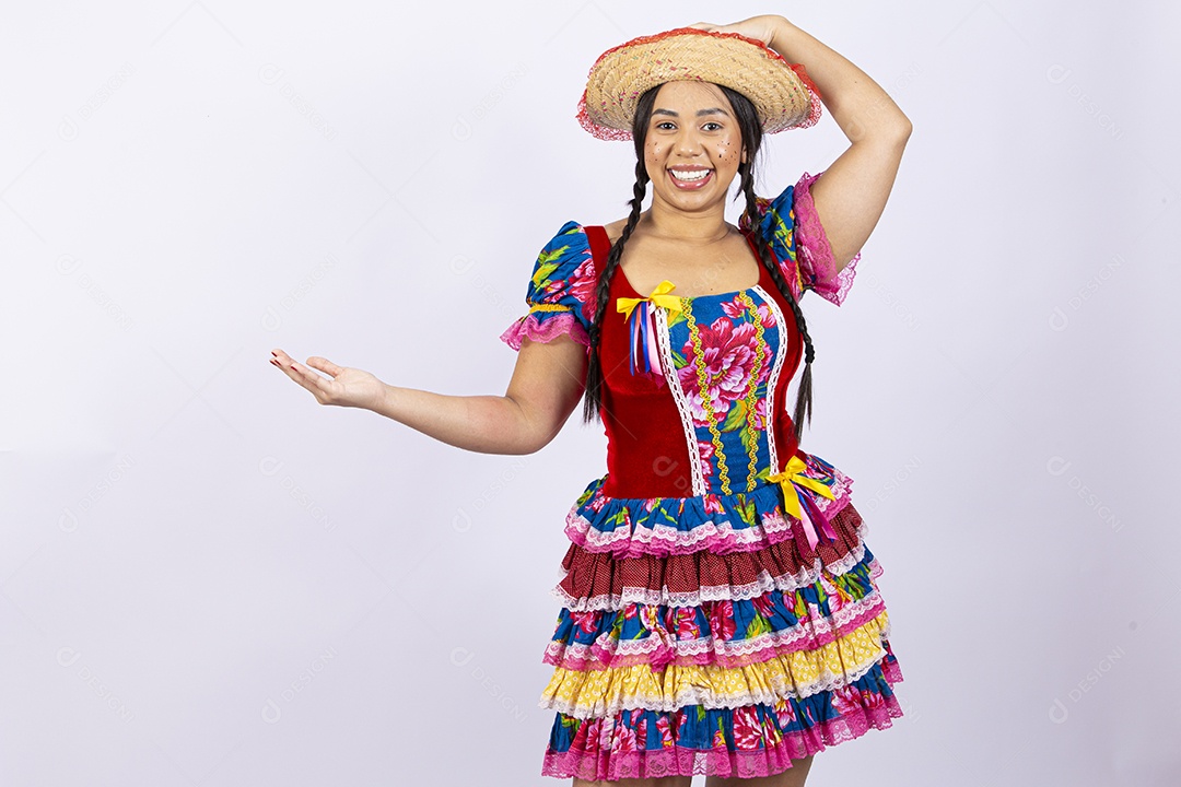 Linda mulher com vestido de festa junina