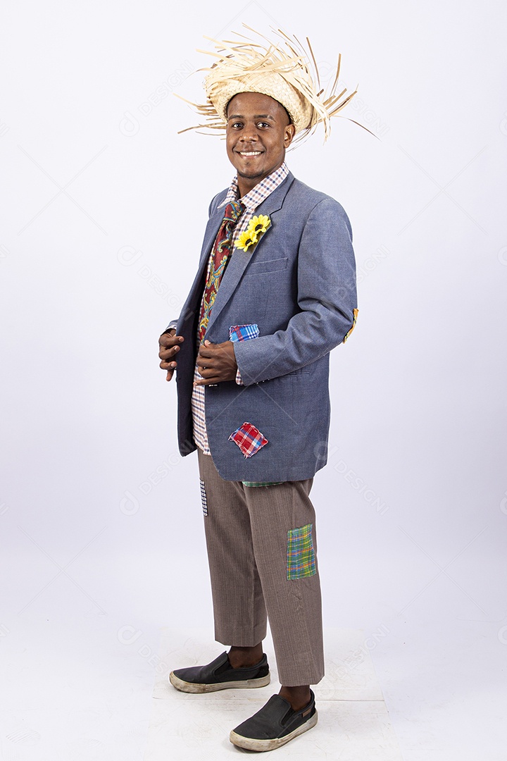 Homem com trajes de festa junina