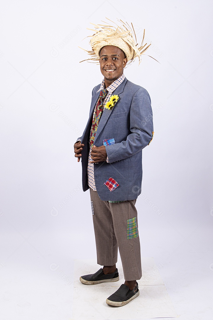 Homem com trajes de festa junina