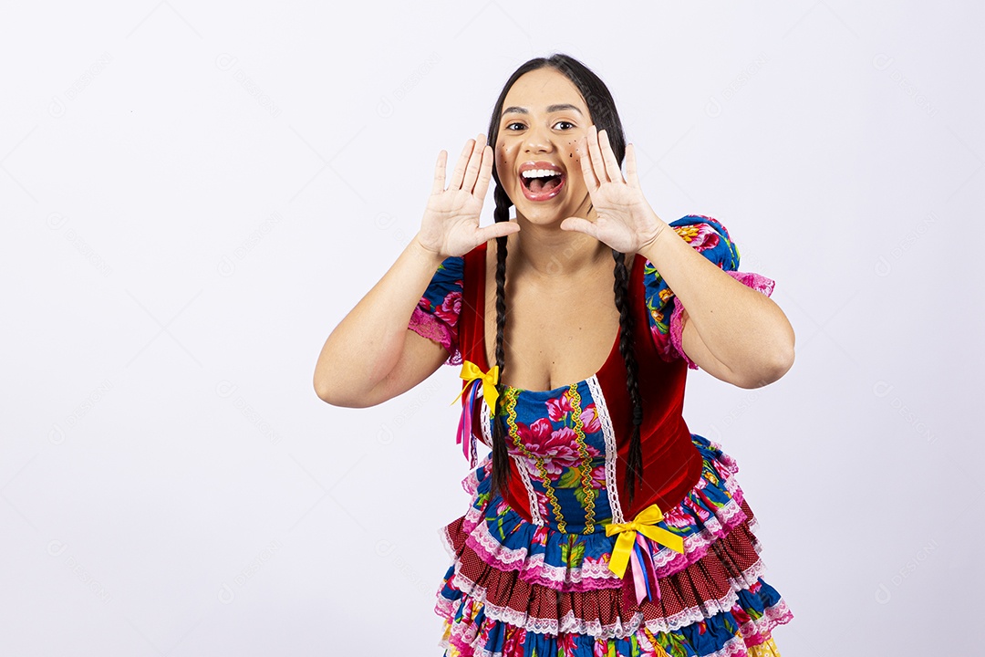 Linda mulher com vestido de festa junina