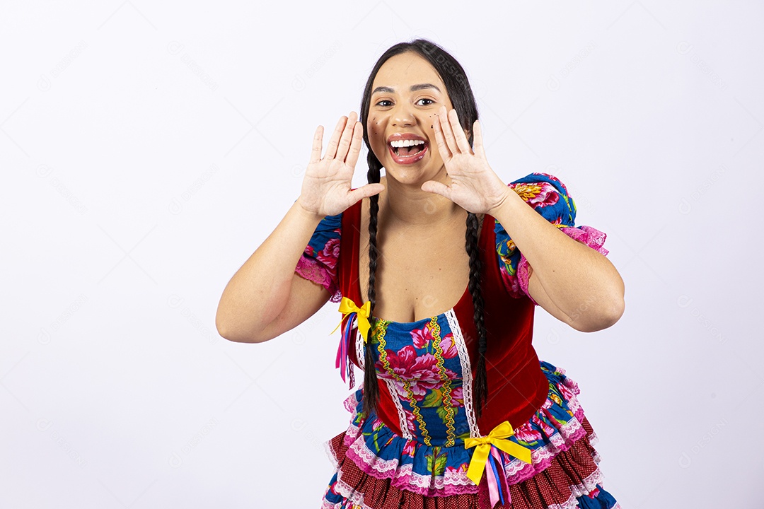 Linda mulher com vestido de festa junina