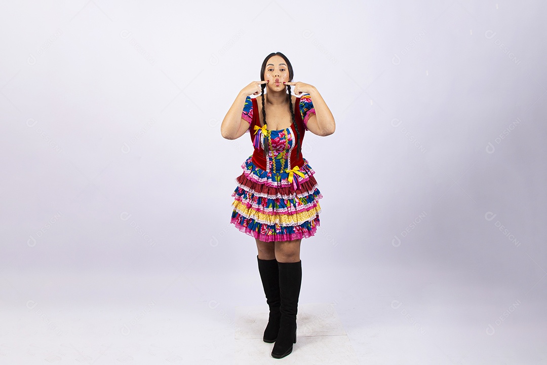 Linda mulher com vestido de festa junina