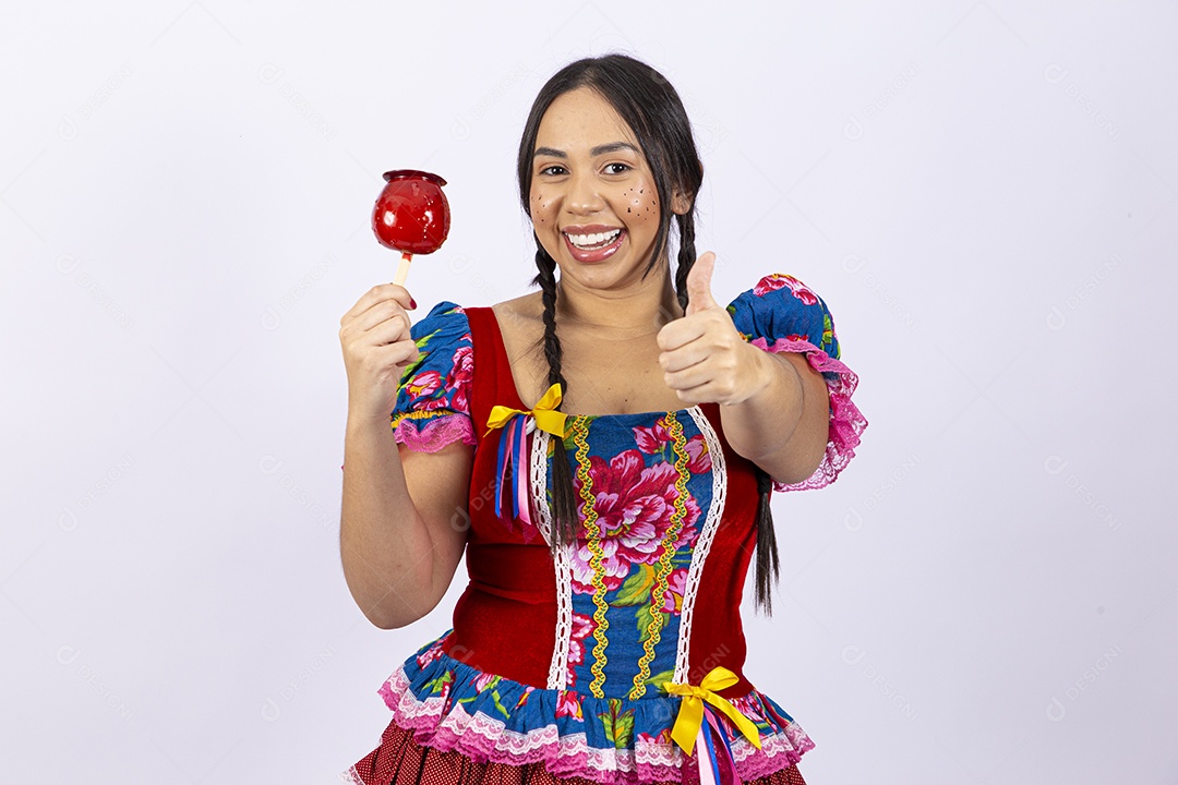 Linda mulher jovem com vestido de festa junina