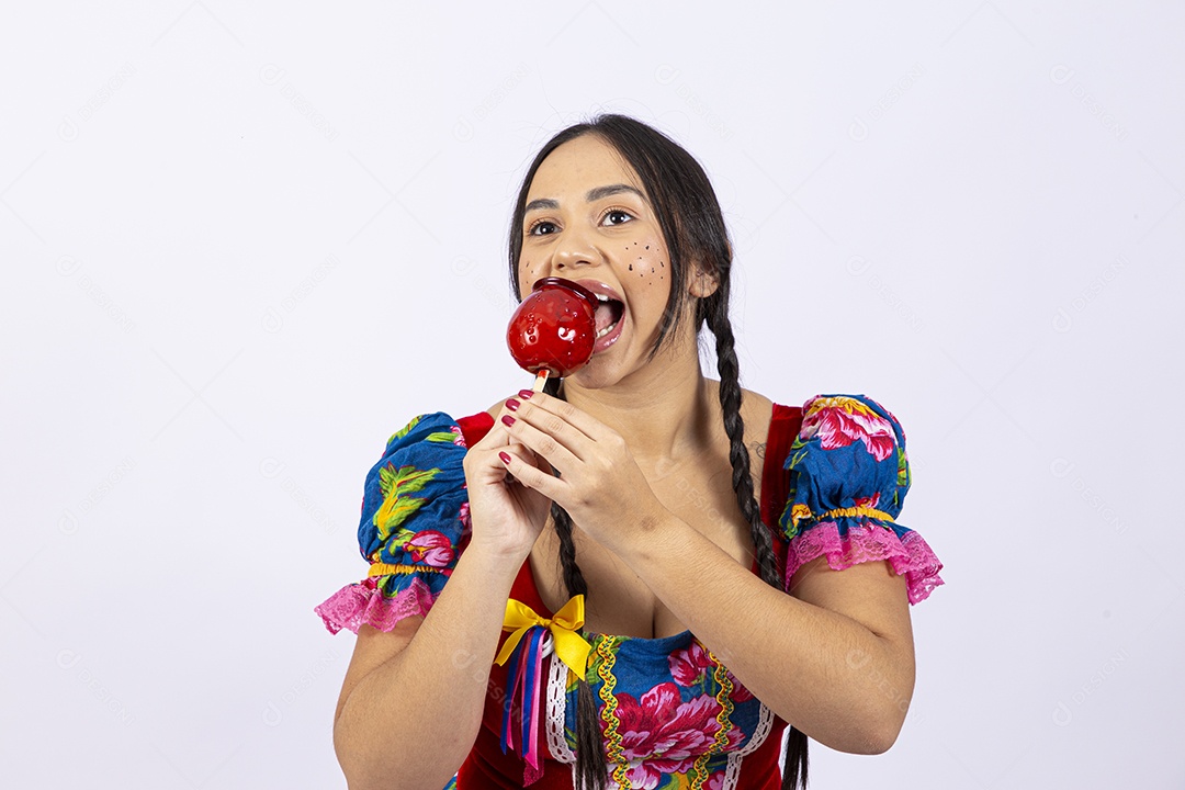 Linda mulher jovem com vestido de festa junina