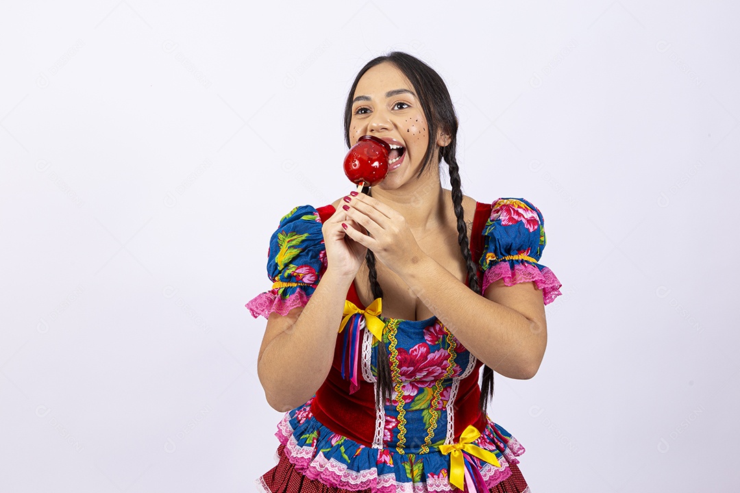 Linda mulher jovem com vestido de festa junina