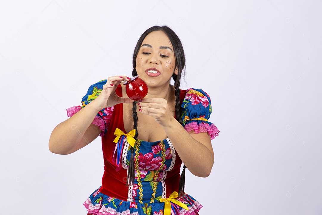 Linda mulher jovem com vestido de festa junina