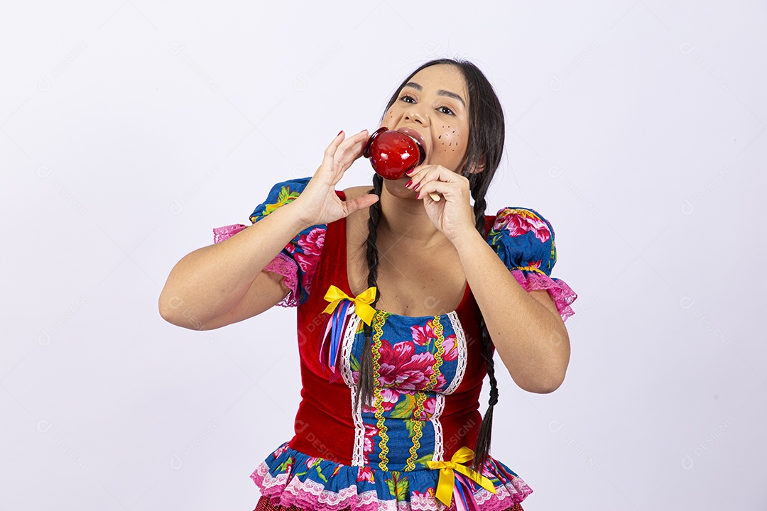 Linda mulher jovem com vestido de festa junina