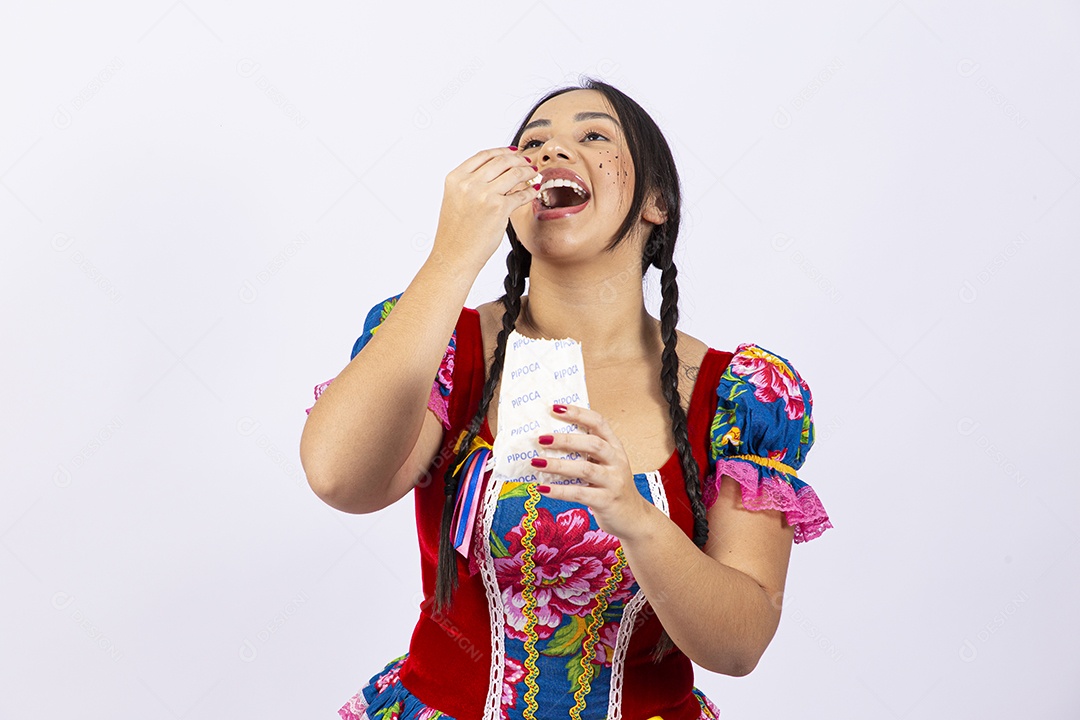 Linda mulher jovem com vestido de festa junina