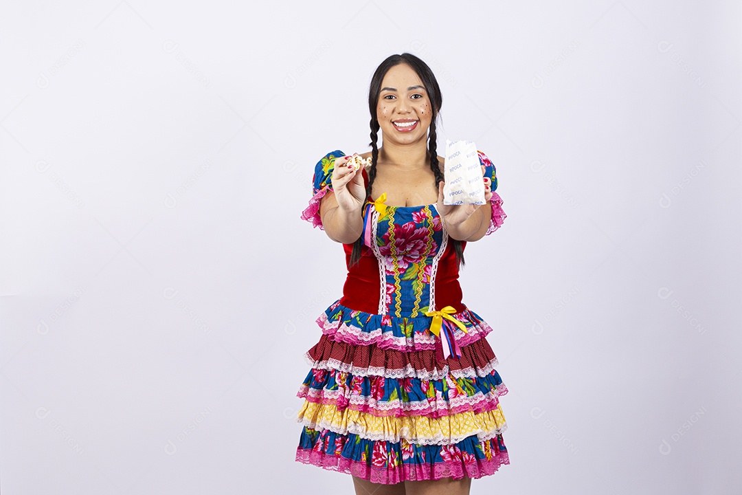 Linda mulher jovem com vestido de festa junina