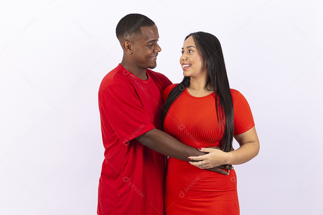 Lindo casal jovem sorridentes