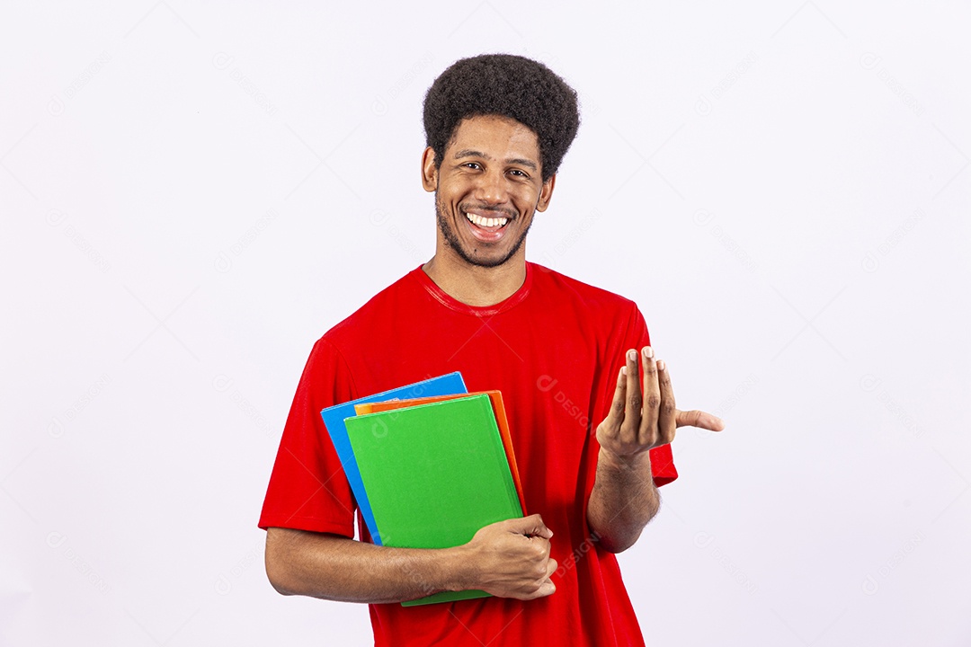 Homem jovem negro segurando livros