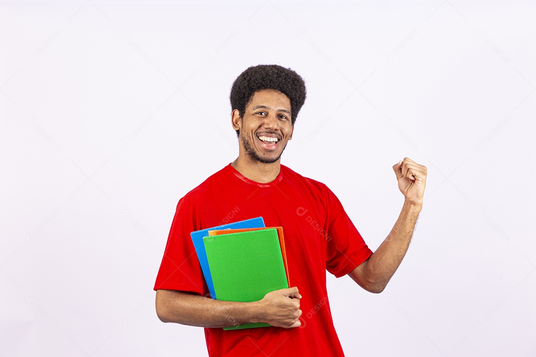 Homem jovem negro segurando livros