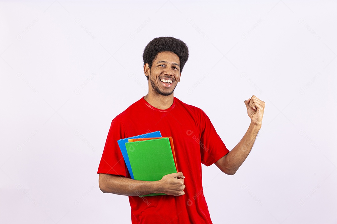 Homem negro jovem segurando livros