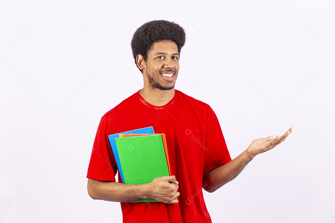 Homem negro jovem segurando livros